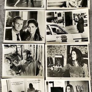 以下が含まれることがあります： 映画のシーンを写した白黒写真8枚セット。写真には、車、家、通りなど、さまざまな場所で男性と女性が写っています。写真は状態が良く、映画の記念品コレクションに最適です。