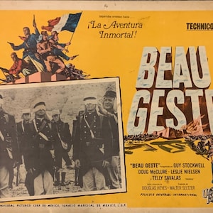 Puede incluir: Un cartel de cine vintage para la película "Beau Geste" con un fondo amarillo y el título en letras grandes azules y blancas. El cartel también incluye una escena de la película con soldados en uniforme y una imagen más pequeña de un grupo de soldados de pie frente a una pared. El texto "Imperio de aventura inmortal!" está en la parte superior del cartel, y el texto "TECHNICOLOR" está en la esquina superior derecha. El cartel también incluye los nombres de los actores y la compañía de producción.