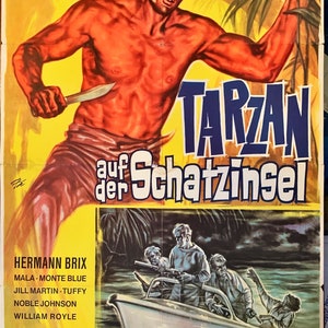 Może przedstawiać: Stary plakat filmowy do filmu "Tarzan auf der Schatzinsel" przedstawiający muskularnego mężczyznę trzymającego nóż, stojącego w dżungli. Plakat zawiera również tytuł filmu oraz nazwiska aktorów i reżysera.