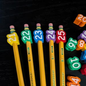 Numbered Pencil Toppers | Classroom Organization, Teacher Supplies, Reusable Labels | Includes Storage Bag afbeelding 2