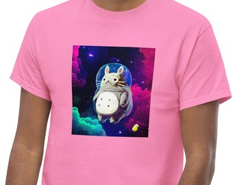 Totoro flotando en camiseta espacial