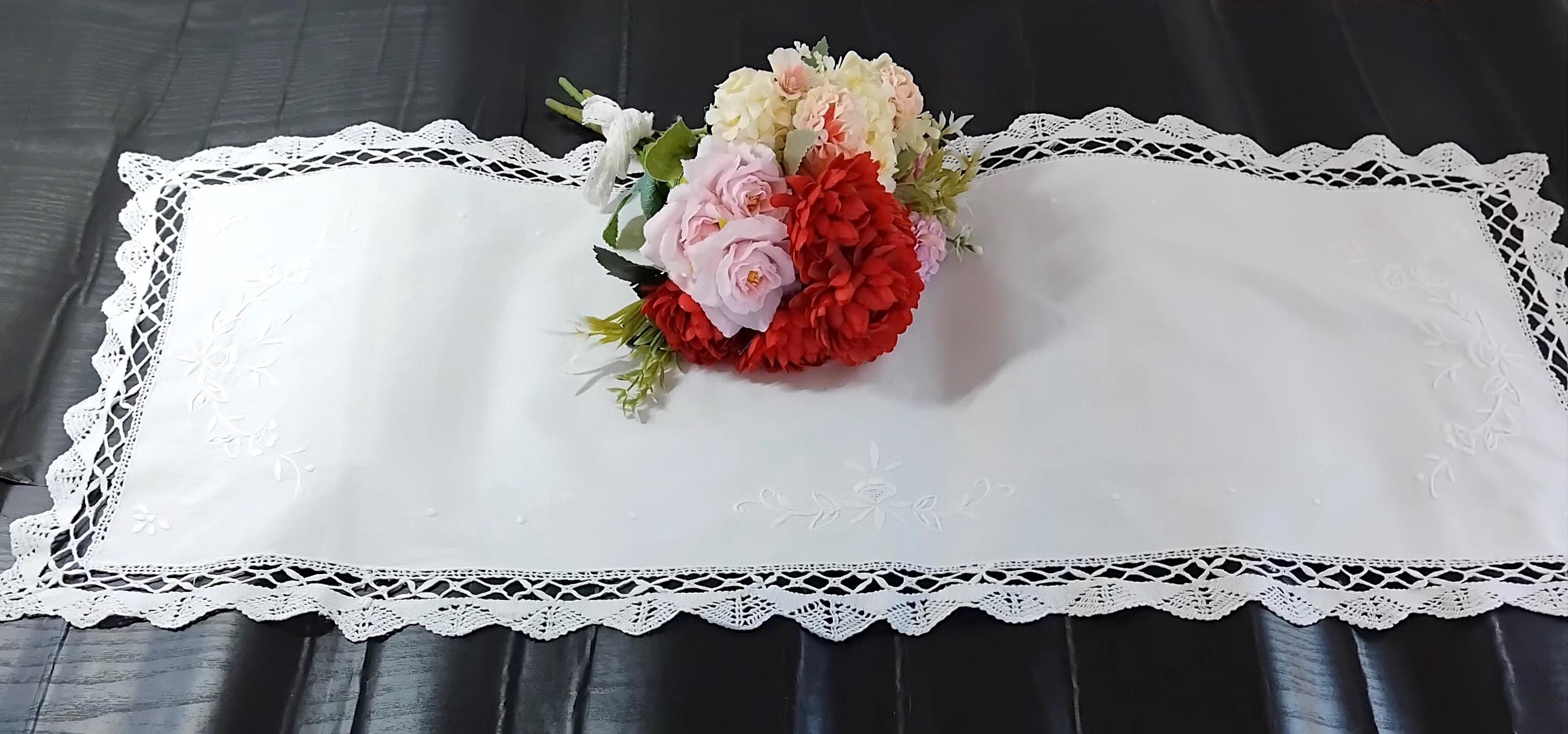 80年代のヴィンテージホワイトフローラル刺繍入り長方形テーブル