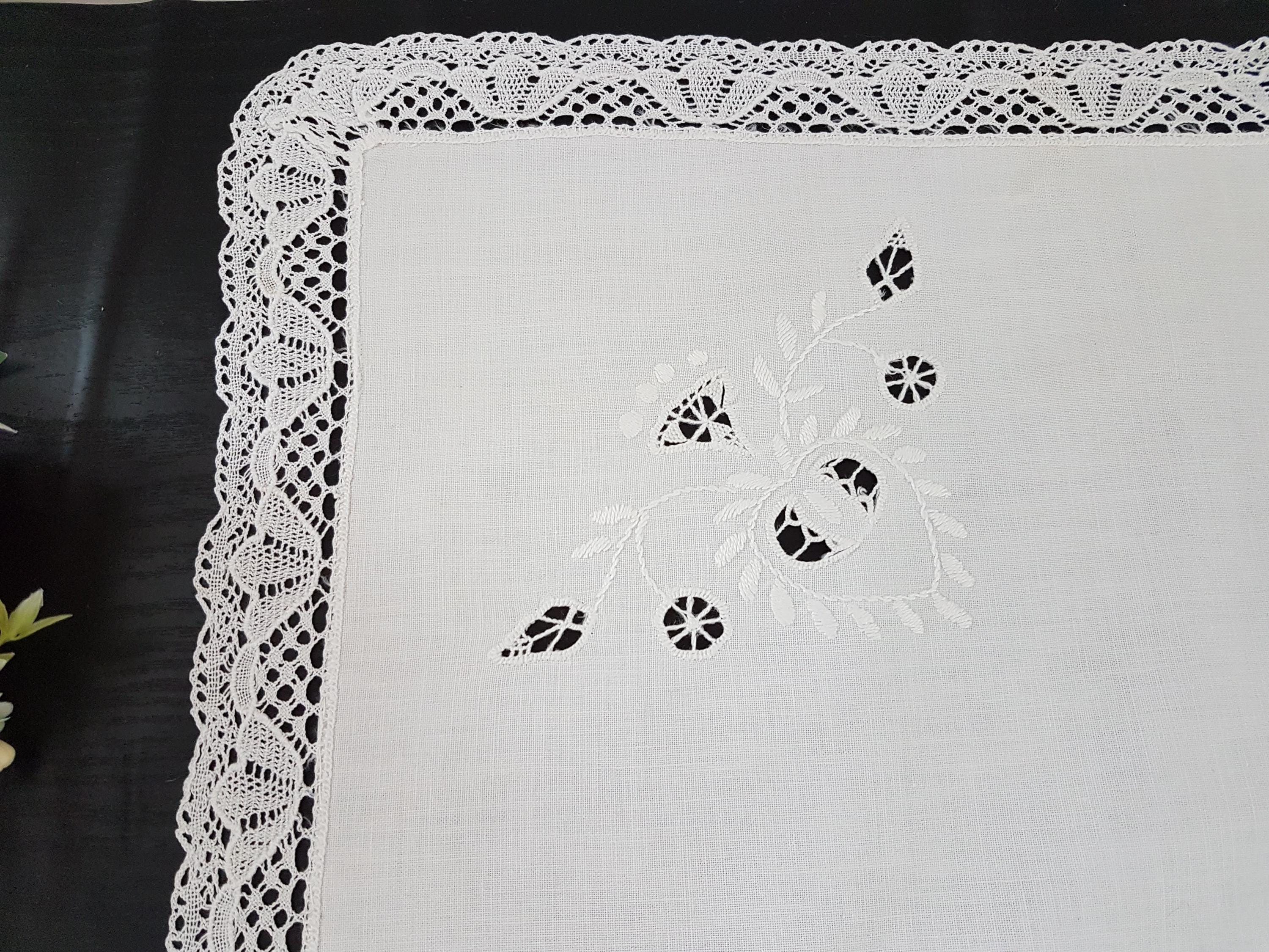 白色地花柄刺繍 テーブルクロスハンドメイドビンテージ ヴィンテージ手刺繍花柄テーブルクロス：ホワイトコットン、28.4インチ