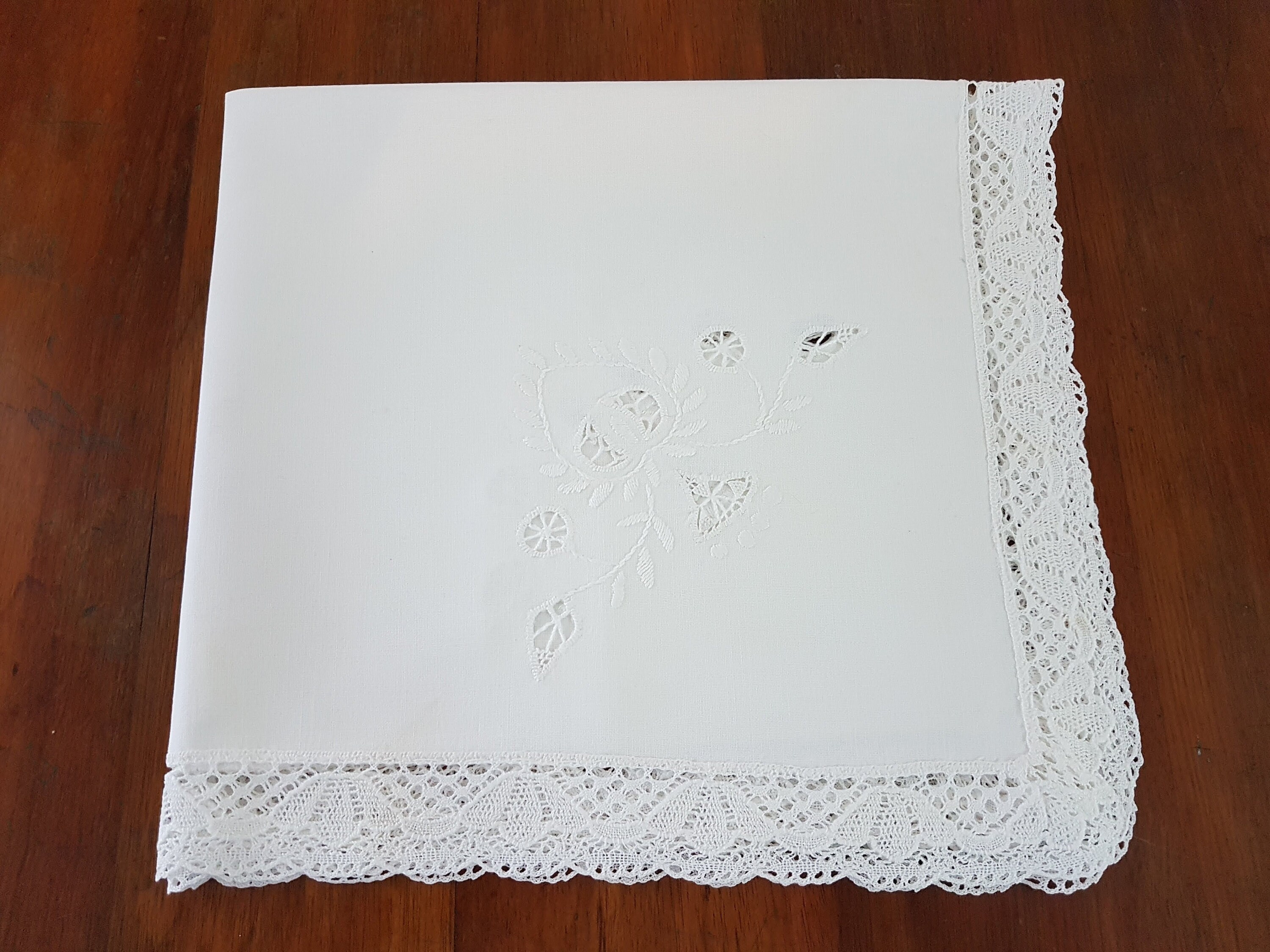 白色地花柄刺繍 テーブルクロスハンドメイドビンテージ ヴィンテージ手刺繍花柄テーブルクロス：ホワイトコットン、28.4インチ