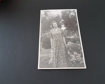 Vintage 1940 Fotografie, Lady in the garden, schwarz-weiß