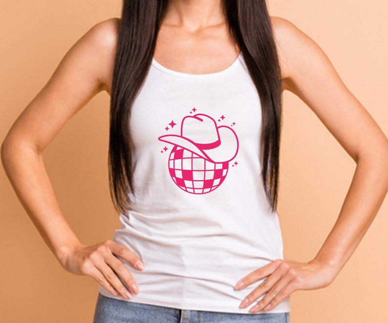 Pu&ograve; includere: Un top bianco senza maniche con un design a palla da discoteca rosa. La palla da discoteca &egrave; sormontata da un cappello da cowboy rosa.