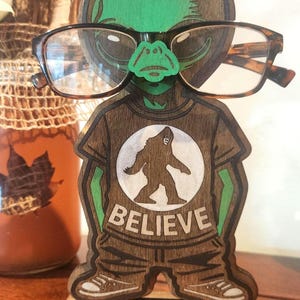 Handcrafted Wooden Alien Glasses Holder – Bigfoot T-Shirt Design (Laser Cut) Desk