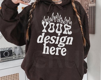 Maqueta de sudadera con capucha Gildan 18500 de chocolate negro - Maqueta de sudadera con capucha Gildan 18500 - Maqueta G185 - Maqueta grunge - Maqueta indie - Maqueta melancólica