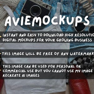 K&ouml;nnte beinhalten: Eine Draufsicht mit einem wei&szlig;en Tanktop, Jeansshorts, einer Vintage-Kamera, herzf&ouml;rmigen Sonnenbrillen und roten Schuhen. Text-Overlay mit "AVIEMOCKUPS" und Details zu digitalen Mockups, Wasserzeichen und Nutzung.
