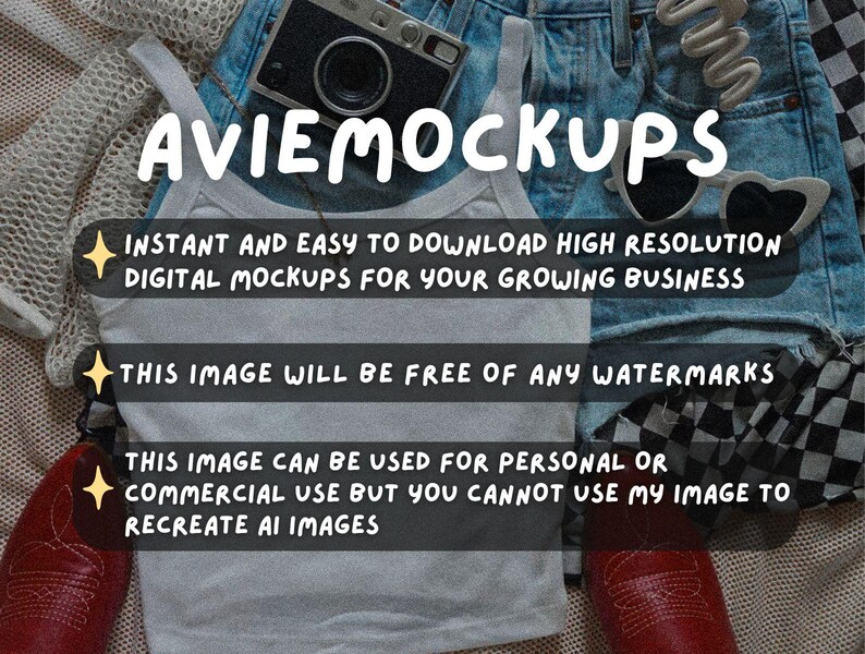 K&ouml;nnte beinhalten: Eine Draufsicht mit einem wei&szlig;en Tanktop, Jeansshorts, einer Vintage-Kamera, herzf&ouml;rmigen Sonnenbrillen und roten Schuhen. Text-Overlay mit "AVIEMOCKUPS" und Details zu digitalen Mockups, Wasserzeichen und Nutzung.