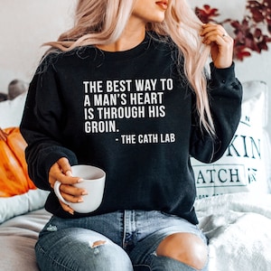 Najlepsza droga do serca mężczyzny przez pachwinę, laboratorium cewnikowania, zabawna medycyna, pielęgniarstwo, kardiologia bluza, męski damski sweter unisex