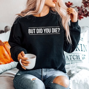 Puede incluir: Sudadera negra con texto blanco que dice "BUT DID YOU DIE?"