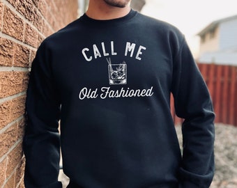 Może przedstawiać: Czarna bluza z białym napisem "Call Me Old Fashioned" i rysunkiem drinka old fashioned.