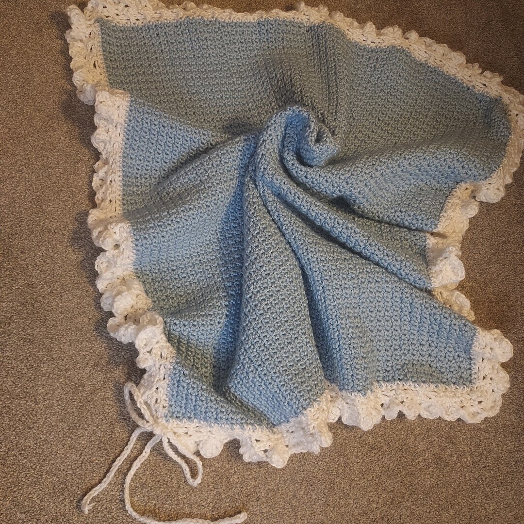 Blue Trimmed Receiving Blanket w/ Bow by Paty main image 1