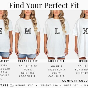 K&ouml;nnte beinhalten: Vier Frauen tragen wei&szlig;e T-Shirts in den Gr&ouml;&szlig;en S, M, L und XL. Der Text "Find Your Perfect Fit" steht oben. Gr&ouml;&szlig;enempfehlungen: Regular, Relaxed, Loose und Oversized. Modelldaten: Gr&ouml;&szlig;e 165cm, Gewicht 59kg, Brustumfang 91cm, Taille 69cm.