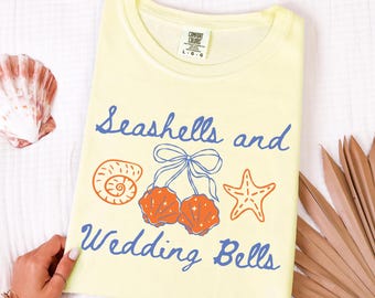Camiseta Comfort Colors con conchas marinas y campanas de boda, camiseta para despedida de soltera en la costa, camiseta para fiesta nupcial en la playa, camiseta para boda de destino, camiseta Bach