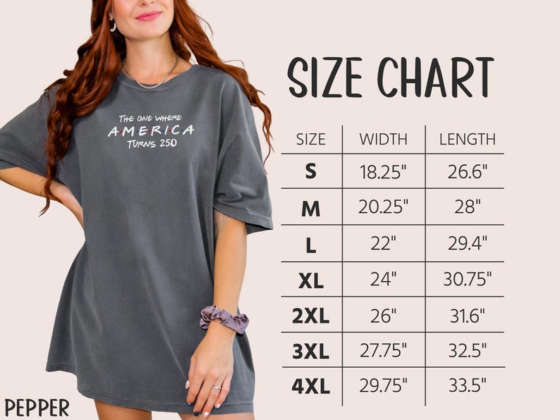 K&ouml;nnte beinhalten: Graues &uuml;bergro&szlig;es T-Shirt mit dem wei&szlig;en Text "THE ONE WHERE AMERICA TURNS 250". Eine Gr&ouml;&szlig;entabelle zeigt Breiten- und L&auml;ngenma&szlig;e in cm f&uuml;r die Gr&ouml;&szlig;en S bis 4XL. Das T-Shirt hat einen l&auml;ssigen Stil.