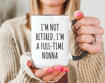 Taza Nonna Gift "No estoy jubilada, soy Nonna a tiempo completo" Regalo del Día de la Madre para Nonna Jubilación Abuela Anuncio de Embarazo Taza de Café Nonna