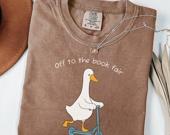 Camiseta "A la Feria del Libro", colores cómodos, para bibliotecario escolar, para profesor de lectura, regalo para amantes de los libros, para bibliotecario, Silly Goose Book Club