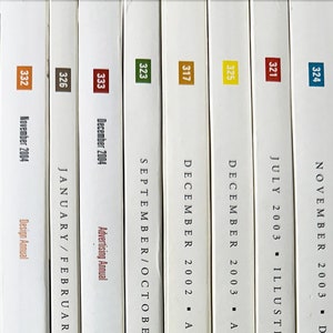 Puede incluir: Una colección de portadas de la revista Communication Arts de 2002 a 2004. Las portadas presentan una variedad de diseños y colores, incluyendo rojo, verde, azul y blanco. Las portadas de la revista están dispuestas en una fila, con la portada más reciente a la derecha y la más antigua a la izquierda.