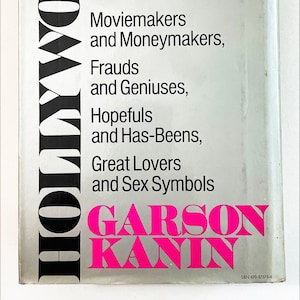 Può includere: Una copertina di libro con il titolo "HOLLYWOOD" in grandi lettere nere. Il libro tratta di stelle, starlette, magnati, cineasti e altro ancora. Il nome dell'autore, "GARSON KANIN", è stampato in grandi lettere rosa.