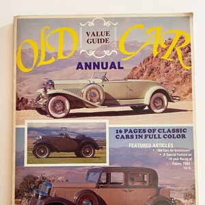 Może przedstawiać: Okładka czasopisma o zabytkowych samochodach z zielonym samochodem z lat 30. z beżowym wnętrzem. Tekst na okładce brzmi "Old Car Value Guide Annual" i "16 stron klasycznych samochodów w pełnym kolorze". Czasopismo to tom VI, numer II i kosztuje 7,95 $.