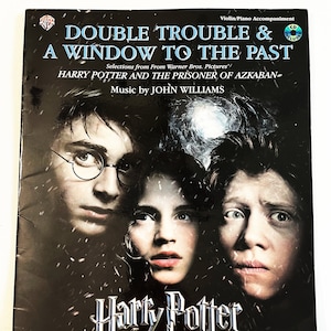 Może przedstawiać: Czarno-biała okładka książki muzycznej z Harrym Potterem i więźniem Azkabanu. Okładka przedstawia zbliżenie Harry'ego Pottera, Hermiony Granger i Rona Weasleya. Tytuł książki to "Double Trouble & A Window to the Past." Książka zawiera fragmenty filmu Warner Bros. Pictures' i muzykę Johna Williamsa.