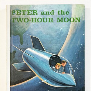 Puede incluir: Una portada de libro vintage con una ilustración azul y blanca de un cohete volando por el espacio. El título del libro es "PETER and the TWO-HOUR MOON".