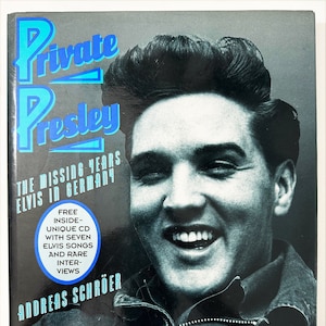 Pode incluir: Capa de livro com uma foto em preto e branco de Elvis Presley em seu uniforme do exército, sorrindo. O título é "Private Presley: The Missing Years Elvis in Germany".