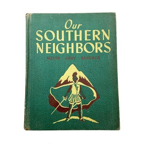 以下が含まれることがあります： 緑色の表紙に「Our Southern Neighbors」と書かれたヴィンテージ本。表紙には、剣を持った人物と山の背景の金のイラストが描かれています。本のタイトルと著者の名前は金です。