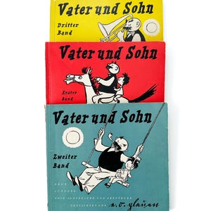 Puede incluir: Tres cómics alemanes vintage titulados "Vater und Sohn" (Padre e Hijo). Las portadas son amarillas, rojas y turquesas, cada una con una ilustración de dibujos animados diferente. El texto de las portadas incluye "Dritter Band", "Erster Band" y "Zweiter Band".