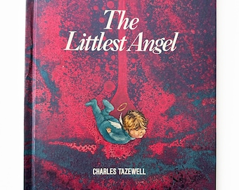Può includere: La copertina di un libro per bambini intitolato "The Littlest Angel" di Charles Tazewell. La copertina presenta uno sfondo rosso e blu con un piccolo angelo che cade attraverso un torrente rosso. L'angelo indossa un abito blu e ha i capelli biondi.