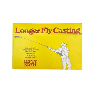 Könnte beinhalten: Ein gelbes Buch mit dem Titel "Longer Fly Casting" mit rotem Text. Das Cover zeigt eine Illustration einer Person beim Fliegenfischen und den Text "Das kompakte, praktische Handbuch, das zehn Fuß oder mehr zu Ihrem Wurf hinzufügt!"