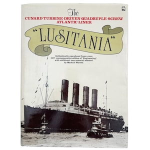 以下が含まれることがあります： ルシタニア号のヴィンテージブックカバー。カバーには「The CUNARD TURBINE-DRIVEN QUADRUPLE-SCREW ATLANTIC LINER」と「LUSITANIA」の文字がバナーで表示されています。画像は、水面に浮かぶ船とタグボートを描いています。