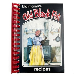 Peut inclure: Un livre de cuisine à spirales intitulé "big mama's Old Black Pot recipes". La couverture présente une illustration à l'aquarelle d'une femme cuisinant sur une cuisinière. La reliure est rouge.