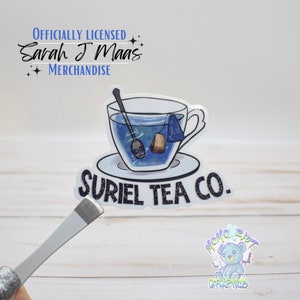 Suriel Tea Vinyl Sticker, ACOTAR Tumbler Decoratie, Officieel gelicentieerd, Verjaardagscadeau voor SJM Fans, Bookish Sticker, Laptop Decal, ACOWAR