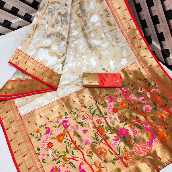 Dernier sari en soie Paithani avec tissage banarasi zari or et argent partout, riche tissage de paon pallu avec glands