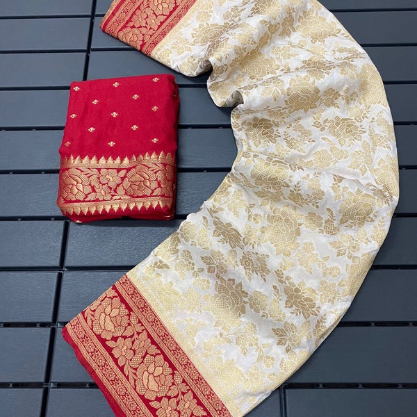 Saree Garad blanc et rouge pour pooja, pure soie khadi avec de beaux tissages purs zari