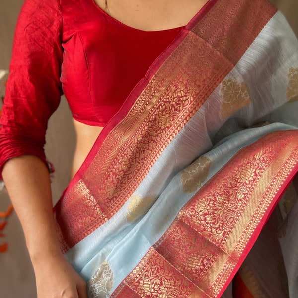 Sari en lin doux avec tissage banarasi zari, bordure contrastante et riche couleur pallu, livré avec une blouse en brocart en tissage zari en lin