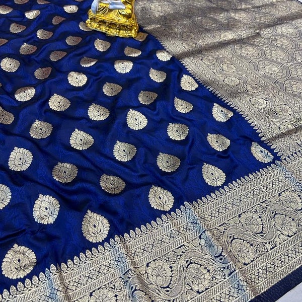 Sari en soie Banarasi avec motif jacquard auto-tissé et tissage zari d'eau sur tout le corps avec de riches zari pallu et glands