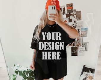 Maqueta de camiseta negra Gildan 5000 - Maqueta de gran tamaño de moda - Maqueta de modelo - Mockup de blogger de estilo de vida estético boho vanguardista
