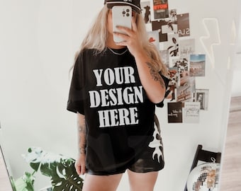 Maqueta de camiseta negra Gildan 5000 - Maqueta de gran tamaño de moda - Maqueta de modelo - Mockup de blogger de estilo de vida estético boho vanguardista