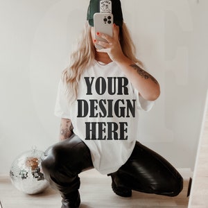 Maqueta de camiseta blanca Gildan 5000 - Maqueta de gran tamaño de moda - Maqueta de modelo - Mockup de blogger de estilo de vida estético boho vanguardista
