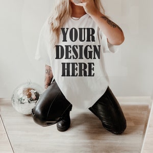 Maqueta de camiseta blanca Gildan 5000 - Maqueta de gran tamaño de moda - Maqueta de modelo - Mockup de blogger de estilo de vida estético boho vanguardista