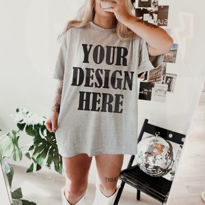 Maqueta de camiseta Gildan 5000 Sport Grey - Maqueta de gran tamaño de moda - Maqueta de modelo - Mockup de blogger de estilo de vida estético boho vanguardista