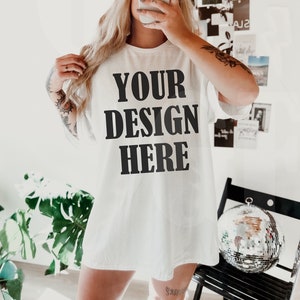 Maqueta de camiseta blanca Gildan 5000 - Maqueta de gran tamaño de moda - Maqueta de modelo - Mockup de blogger de estilo de vida estético boho vanguardista