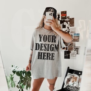 Maqueta de camiseta Gildan 5000 Sport Grey - Maqueta de gran tamaño de moda - Maqueta de modelo - Mockup de blogger de estilo de vida estético boho vanguardista