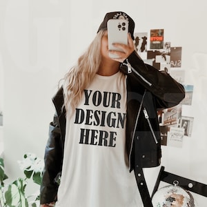 Maqueta de camiseta blanca Gildan 5000 - Maqueta de gran tamaño de moda - Maqueta de modelo - Mockup de blogger de estilo de vida estético boho vanguardista