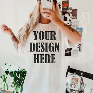 Maqueta de camiseta blanca Gildan 5000 - Maqueta de gran tamaño de moda - Maqueta de modelo - Mockup de blogger de estilo de vida estético boho vanguardista