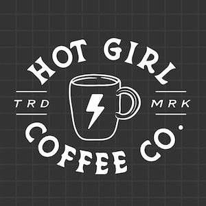 Puede incluir: Logotipo blanco sobre fondo gris oscuro. El logotipo presenta las palabras "HOT GIRL COFFEE CO." dispuestas en c&iacute;rculo. Una taza de caf&eacute; con un rayo en el centro. Tambi&eacute;n se incluyen los textos "TRD" y "MRK".